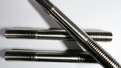 在安裝雙頭螺栓時,要特別注意位置的準確性